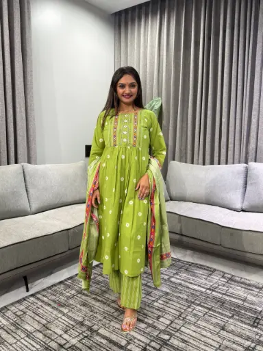 [2724] Emerald Bloom Handwork Pure Cotton 3-Piece Kurta Set